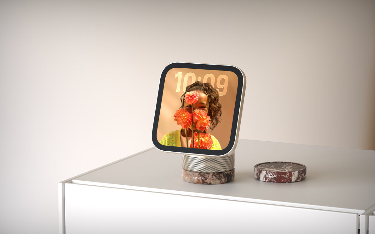 Marble Base aus Marmor unter einem Apple HomeView auf einem hellen Sideboard, daneben eine zweite Base als Ablage