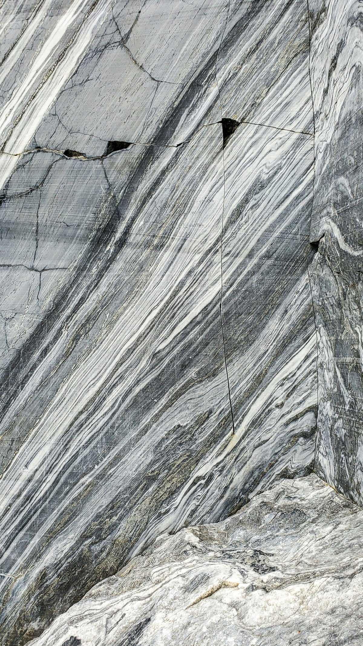 MARMOR ODER QUARZIT. Zwei Steine, zwei Temperamente