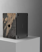 天板にトランスオーシャン・スレートのスキンを貼ったMacBook Pro、台座の上で開いた状態