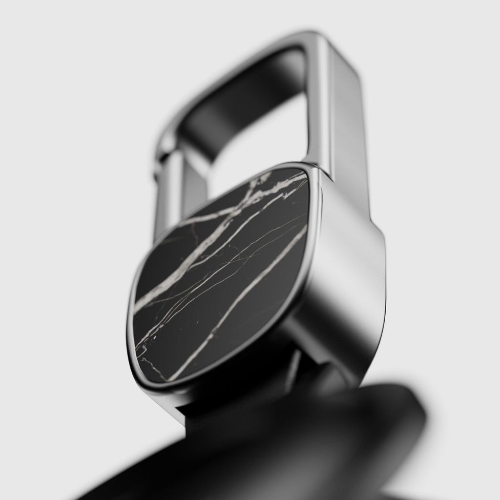 AirTag Hülle aus Nero Marquina Marmor mit weißen Adern, Nahaufnahme des Steinplättchens am Karabiner