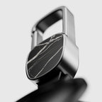 AirTag Hülle aus Nero Marquina Marmor mit weißen Adern, Nahaufnahme des Steinplättchens am Karabiner