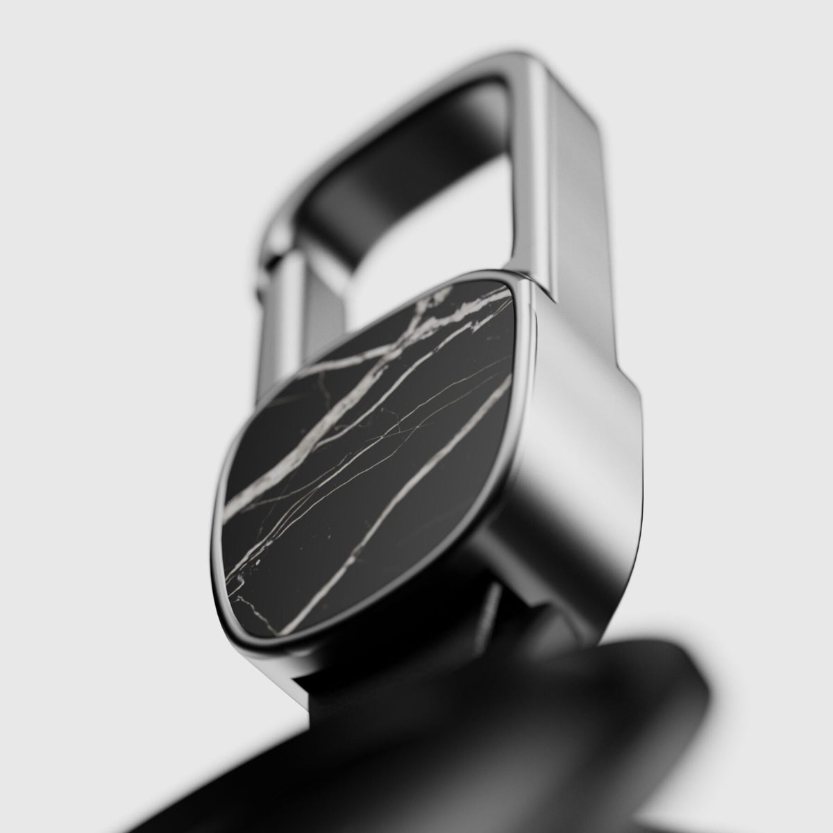 AirTag Hülle aus Nero Marquina Marmor mit weißen Adern, Nahaufnahme des Steinplättchens am Karabiner