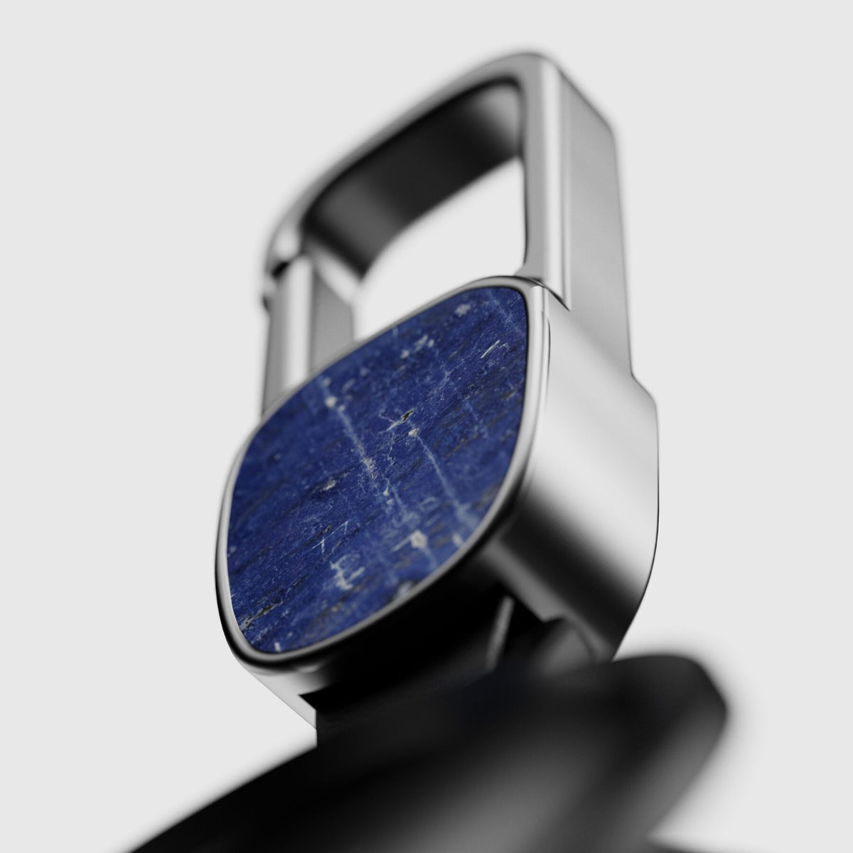 AirTag Hülle aus blauem Lapislazuli, Nahaufnahme des Steinplättchens am Karabiner