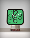Marble Base aus Rosso Levanto unter einem Apple HomeView, Ansicht von vorn