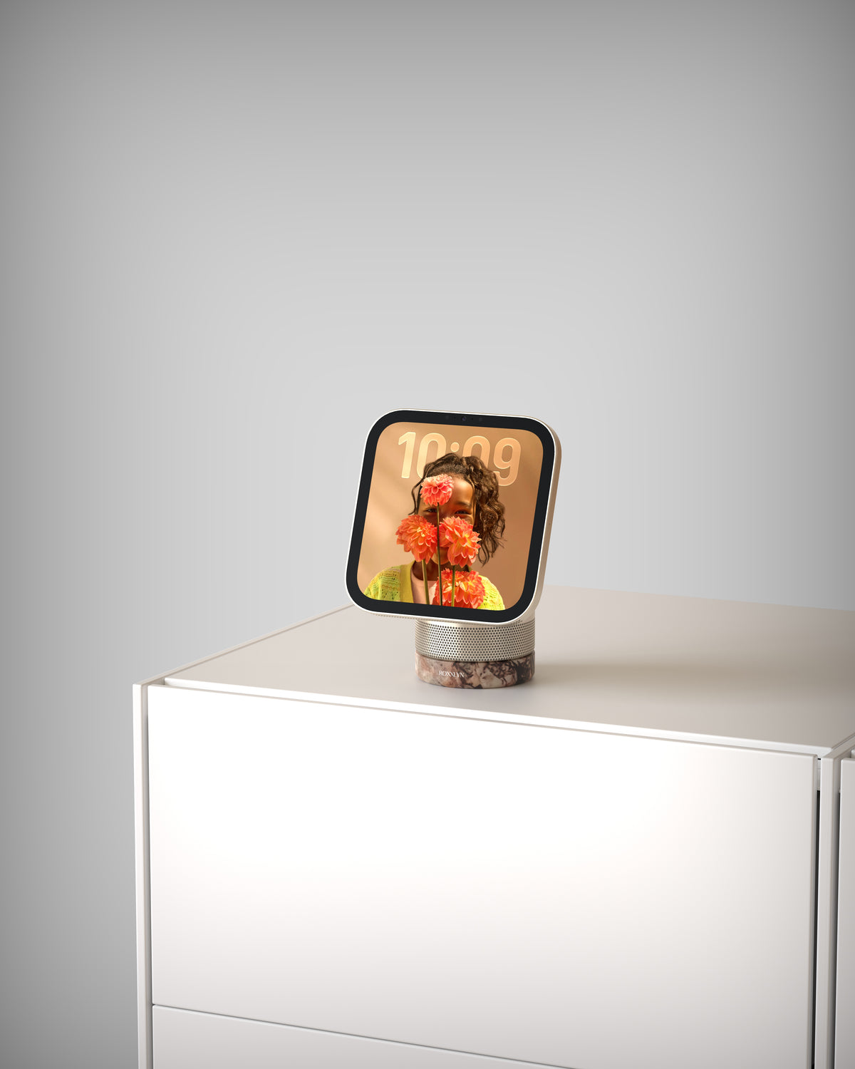Apple HomeView auf der Marble Base · Calacatta Viola auf einem weißen Sideboard