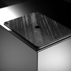 Skin de iPad en pizarra Black Rock, en horizontal sobre un pedestal