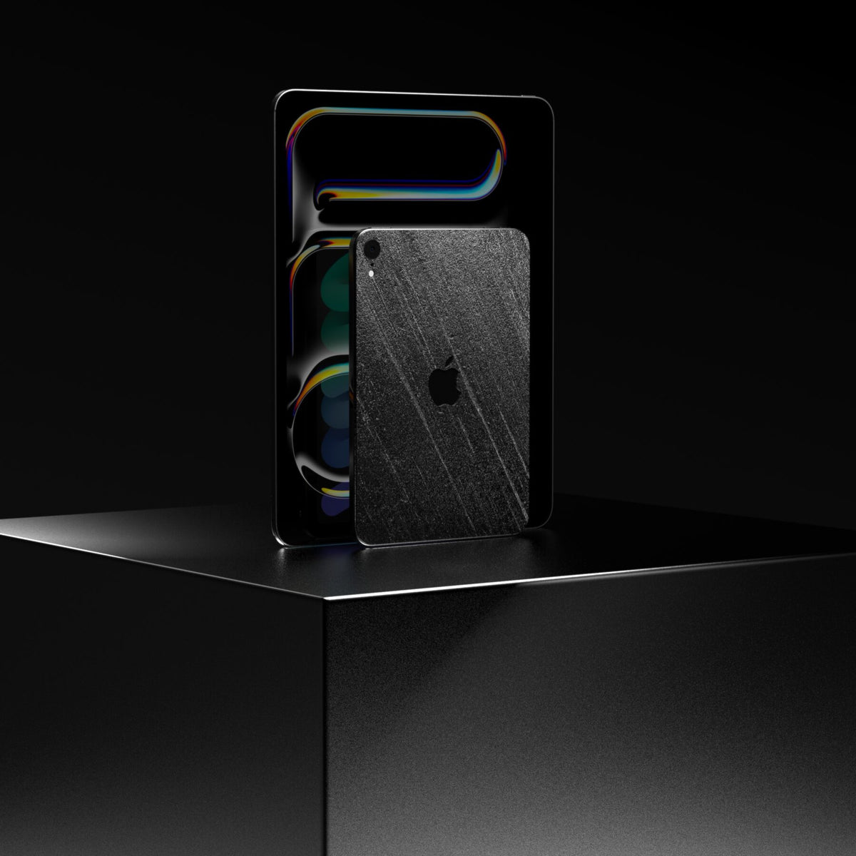 iPad Skin aus Black Rock Schiefer, auf dem Gerät angebracht, schräge Ansicht