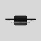 Marble Fusion Stand en mármol Nero Marquina para MacBook e iPad, vista baja con los dispositivos colocados