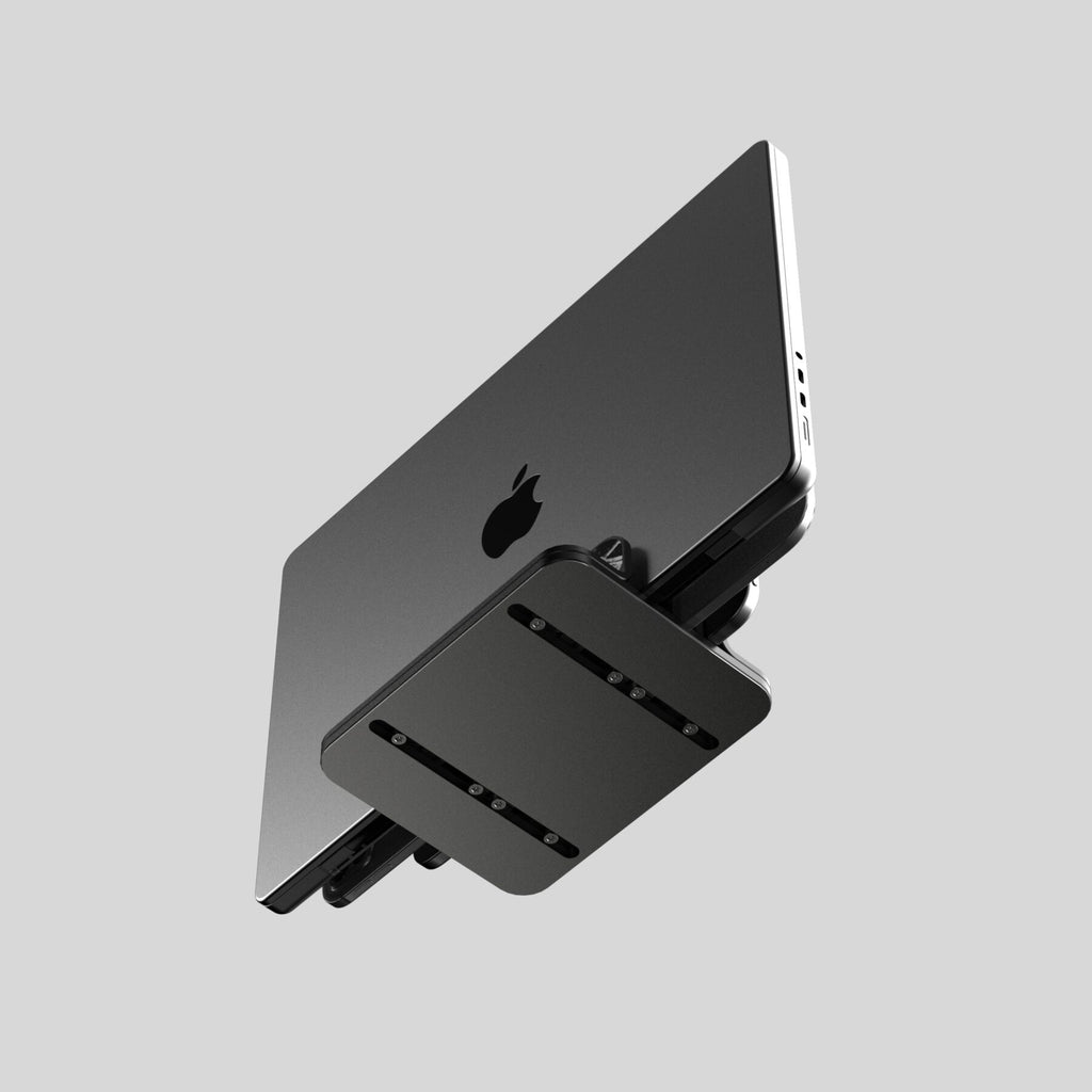 Slate Fusion Stand en pizarra Black Rock para MacBook e iPad, con un MacBook colocado