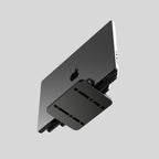 Slate Fusion Stand en pizarra Black Rock para MacBook e iPad, con un MacBook colocado