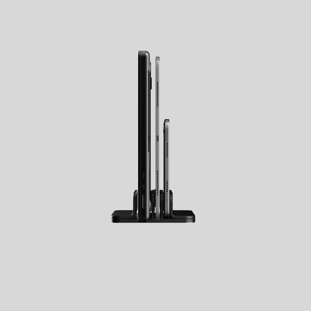 Marble Fusion Stand en mármol Nero Marquina para MacBook e iPad, vista frontal estrecha con los dispositivos colocados