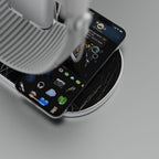 Soporte para Apple Vision Pro con base de mármol Nero Marquina, con un Apple Vision Pro y un iPhone en la zona de carga