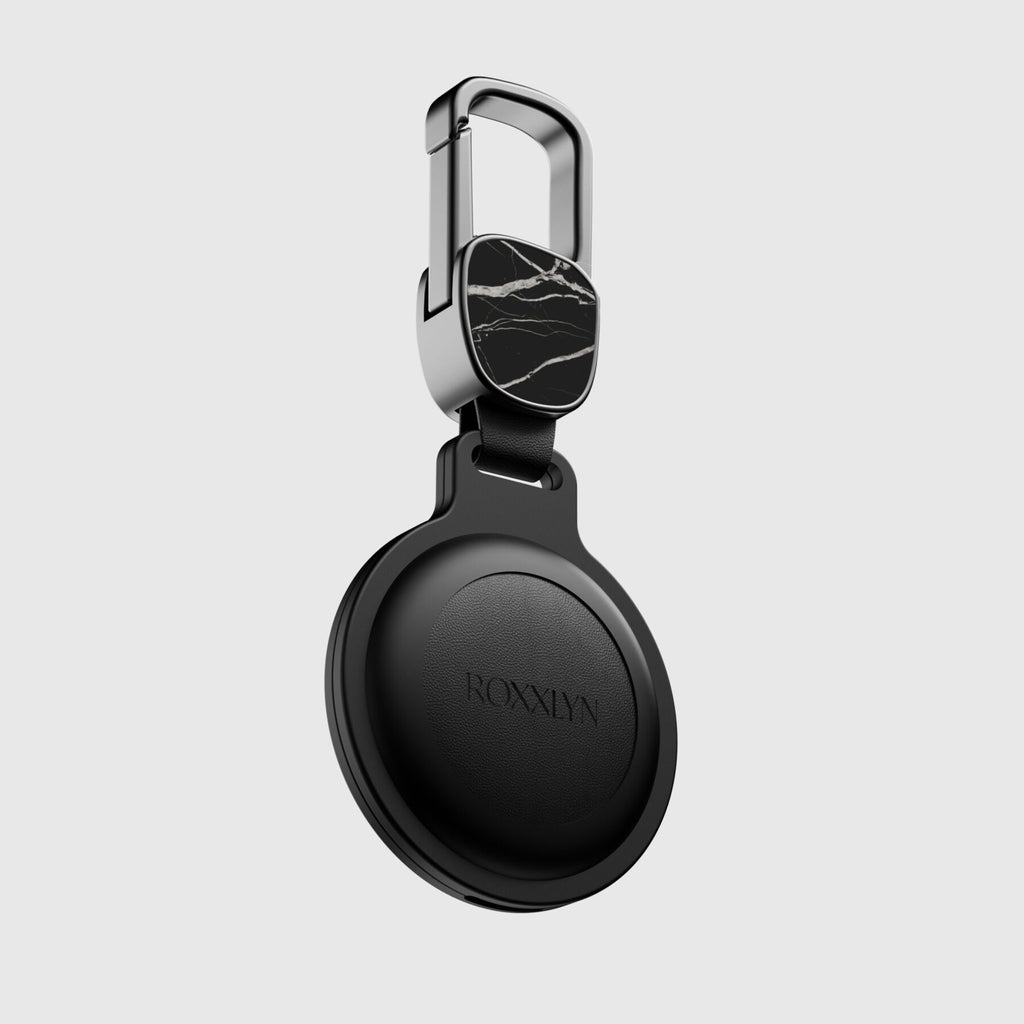 AirTag Hülle aus Nero Marquina Marmor mit weißen Adern, Rückseite mit Karabiner