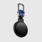 AirTag Hülle aus blauem Lapislazuli, Rückseite mit Karabiner