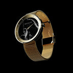 Reloj ROXXLYN Marble Watch con esfera de Nero Marquina y correa milanesa dorada, vista en ángulo de la caja y la correa