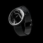 Montre ROXXLYN Marble Watch à cadran Nero Marquina et bracelet milanais noir, vue de trois quarts du boîtier et du bracelet