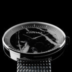 Montre ROXXLYN Marble Watch à cadran Nero Marquina et bracelet milanais noir, gros plan sur le cadran en marbre