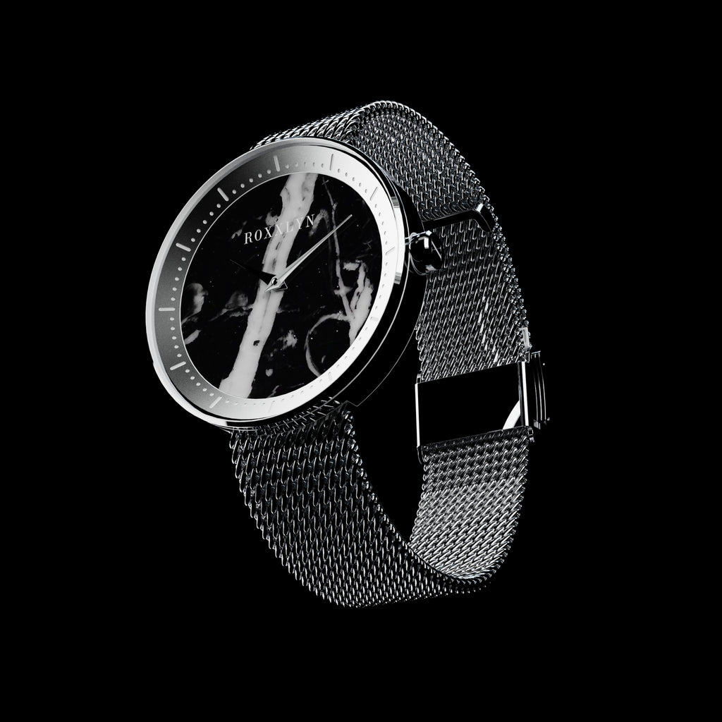 ROXXLYN Marble Watch mit Nero Marquina Zifferblatt und silbernem Milanaise-Armband, schräge Ansicht von Gehäuse und Armband