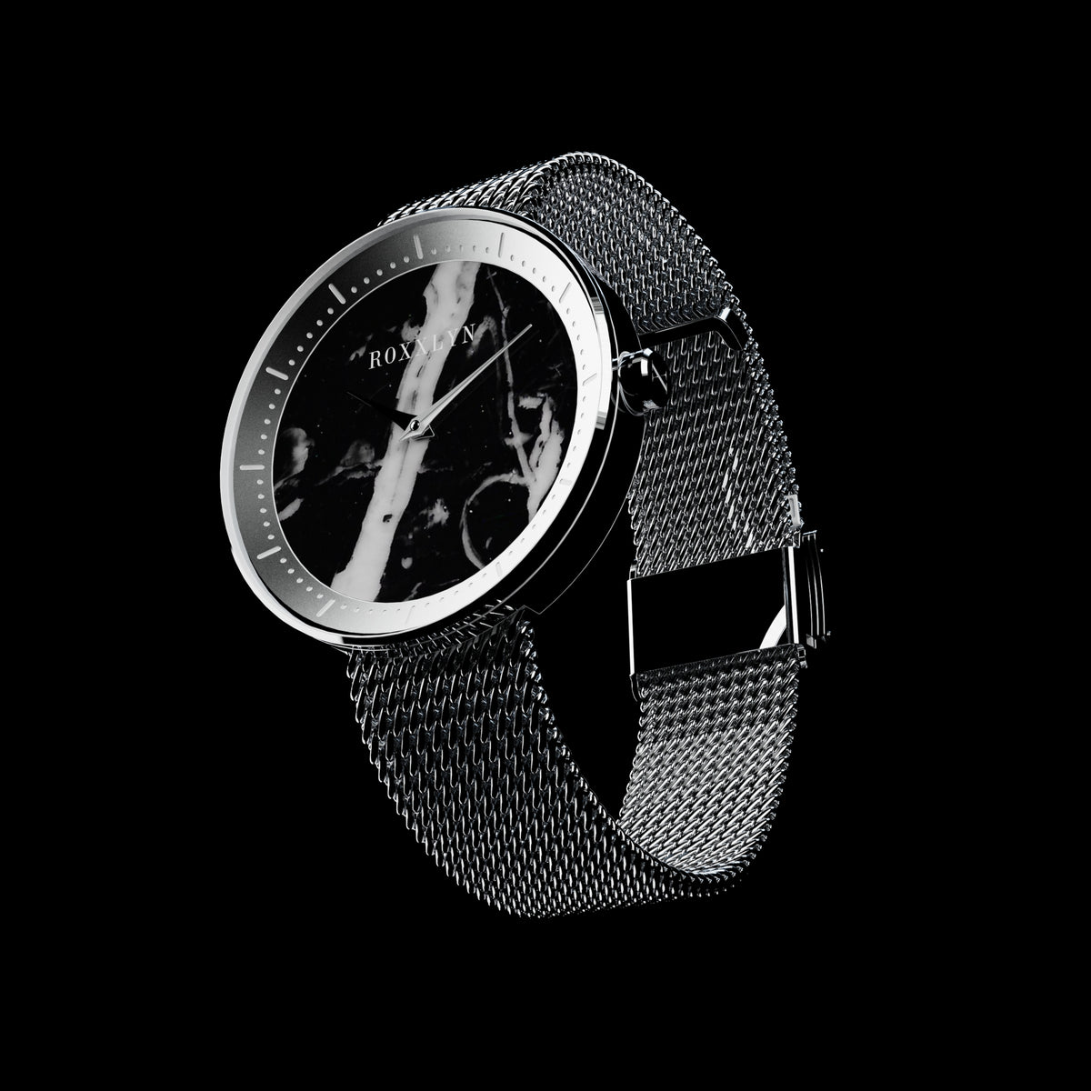 ROXXLYN Marble Watch mit Nero Marquina Zifferblatt und silbernem Milanaise-Armband, schräge Ansicht von Gehäuse und Armband