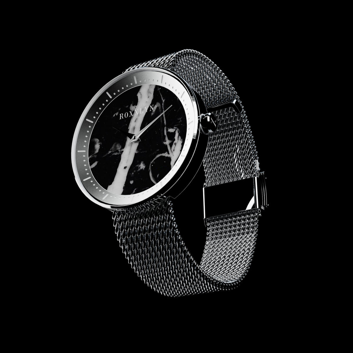 ROXXLYN Marble Watch mit Nero Marquina Zifferblatt und silbernem Milanaise-Armband, schräge Ansicht von Gehäuse und Armband