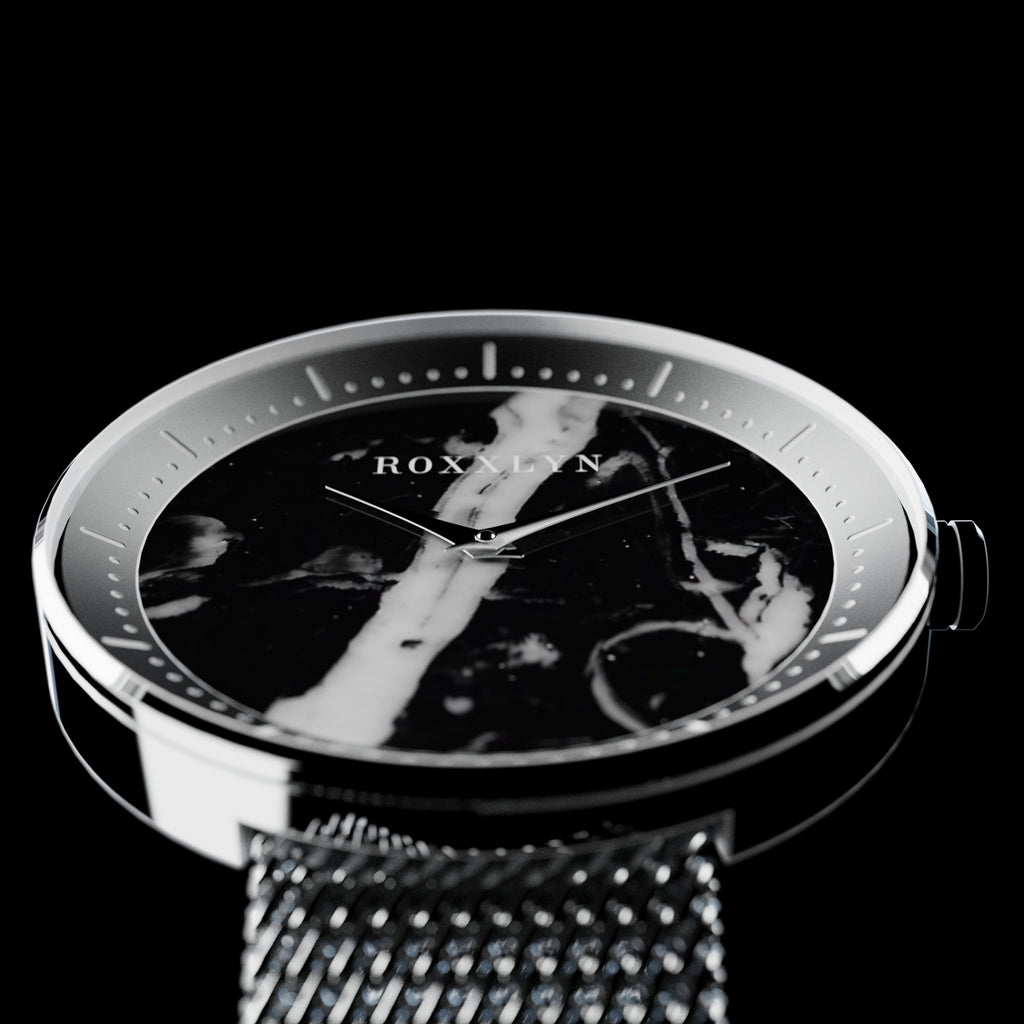 ROXXLYN Marble Watch mit Nero Marquina Zifferblatt und silbernem Milanaise-Armband, Nahaufnahme des Marmorzifferblatts