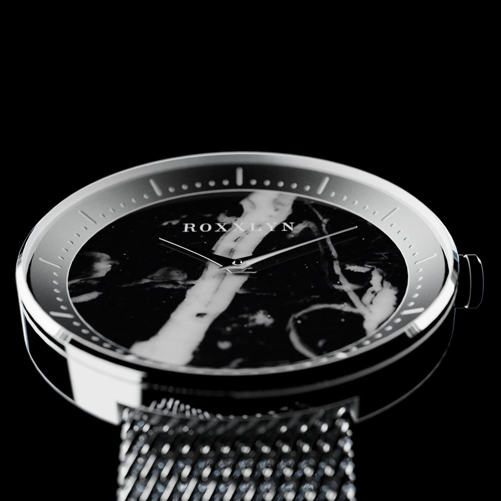 ROXXLYN Marble Watch mit Nero Marquina Zifferblatt und silbernem Milanaise-Armband, Nahaufnahme des Marmorzifferblatts