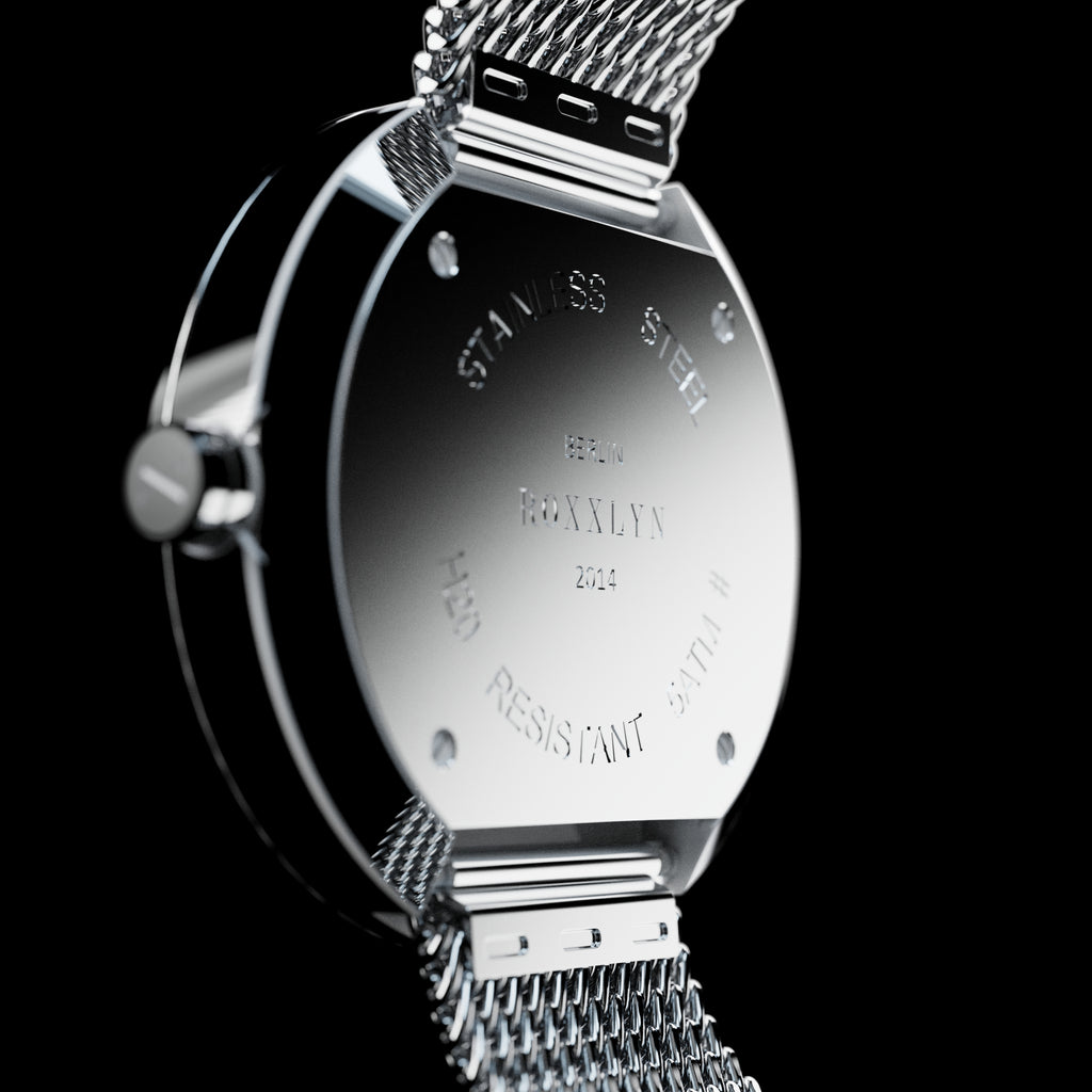 ROXXLYN Marble Watch mit Nero Marquina Zifferblatt und silbernem Milanaise-Armband, Gehäuserückseite aus Edelstahl mit Gravur