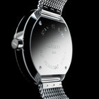 ROXXLYN Marble Watch mit Nero Marquina Zifferblatt und silbernem Milanaise-Armband, Gehäuserückseite aus Edelstahl mit Gravur