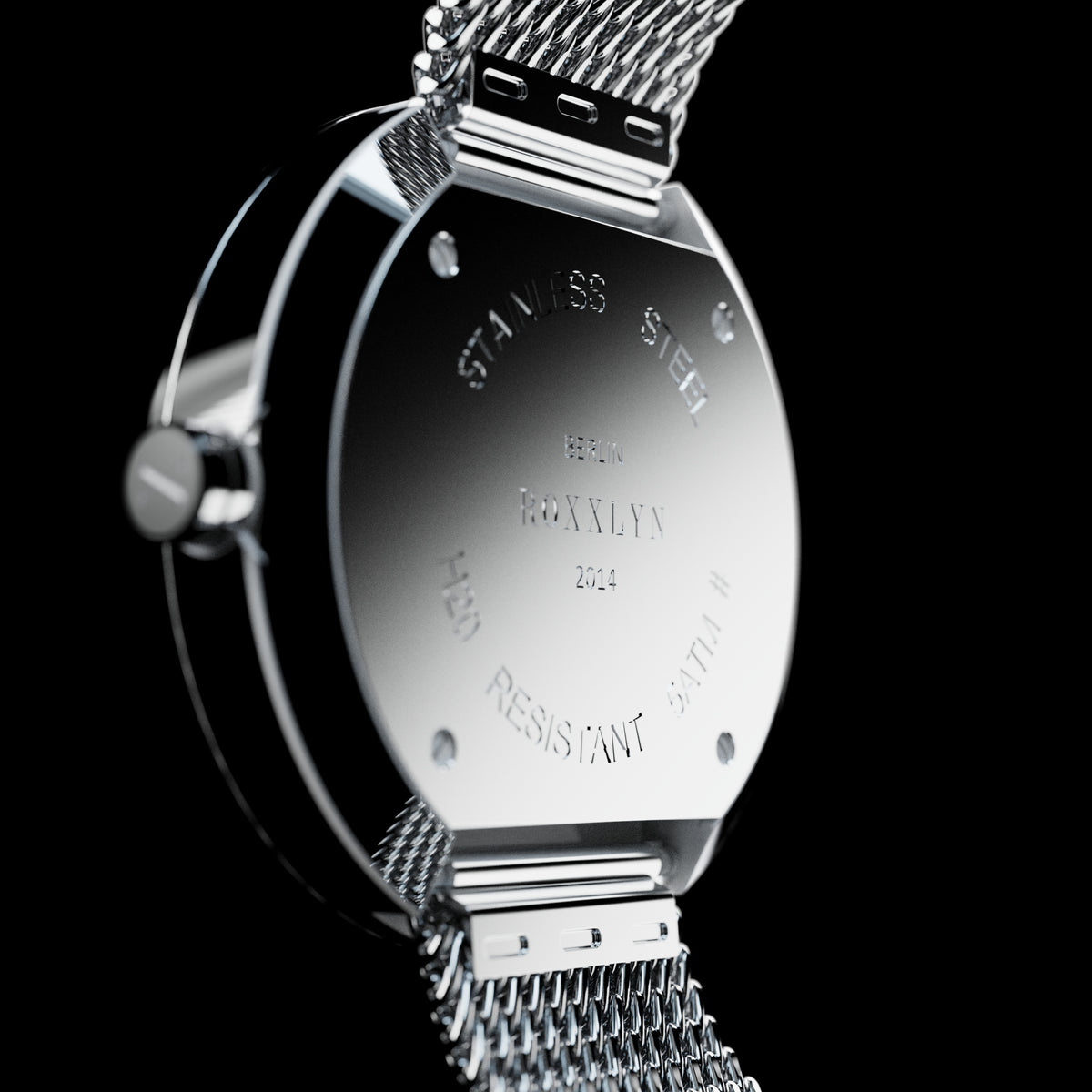 ROXXLYN Marble Watch mit Nero Marquina Zifferblatt und silbernem Milanaise-Armband, Gehäuserückseite aus Edelstahl mit Gravur
