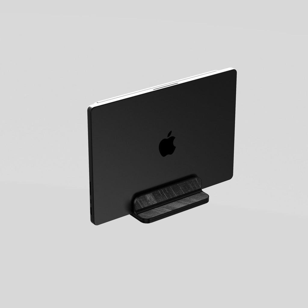 Slate Fusion Stand en pizarra Black Rock para MacBook e iPad, con un MacBook, vista trasera con el logotipo de Apple