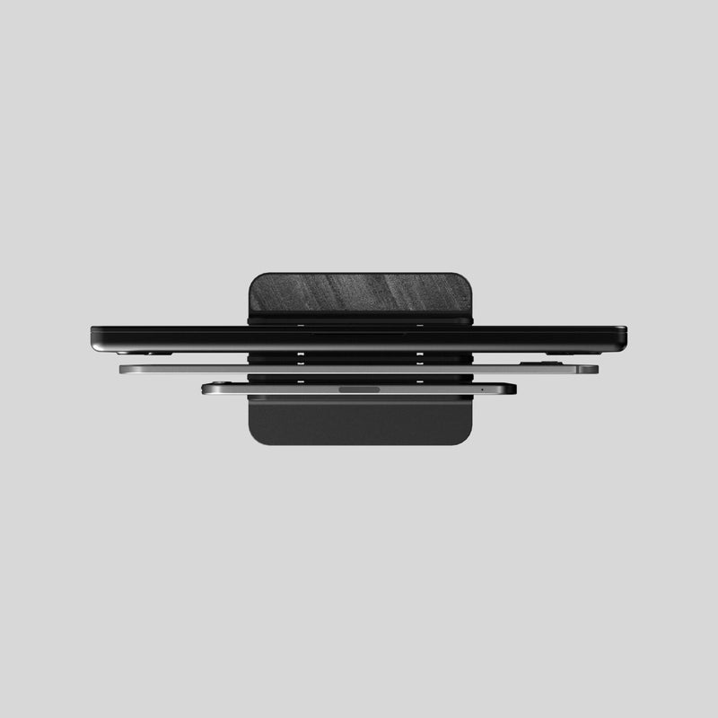 Slate Fusion Stand en pizarra Black Rock para MacBook e iPad, vista baja con los dispositivos colocados