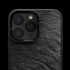 Funda de iPhone en pizarra Black Rock, primer plano de la zona de la cámara y las vetas de la piedra