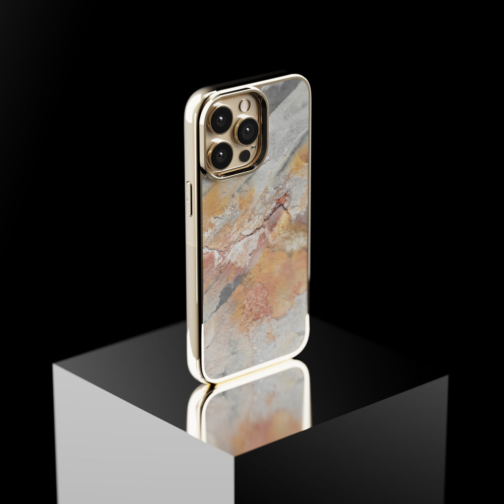 iPhone Hülle aus Indian Summer Schiefer in warmen Herbsttönen, aufgestellt auf einem Podest vor dunklem Hintergrund