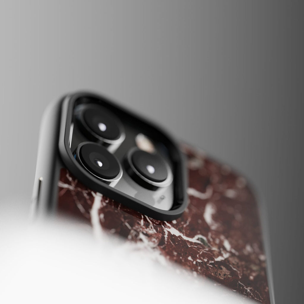 Coque iPhone en marbre rouge Rosso Levanto, gros plan sur le module photo et les veines de la pierre