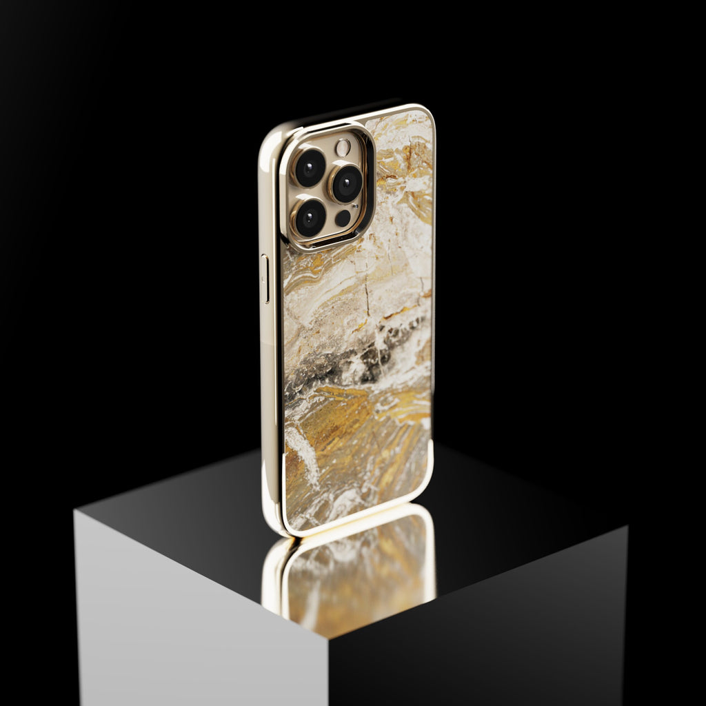 Coque iPhone en marbre Arabescato Orobico, posée sur un socle sur fond sombre