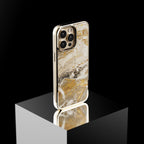 Coque iPhone en marbre Arabescato Orobico, posée sur un socle sur fond sombre