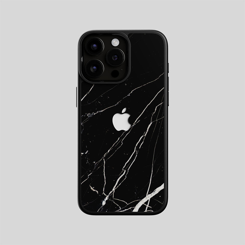 Coque iPhone en véritable marbre Nero Marquina, vue arrière avec la découpe du logo Apple