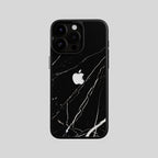Coque iPhone en véritable marbre Nero Marquina, vue arrière avec la découpe du logo Apple