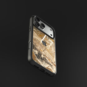 Funda de iPhone en mármol Arabescato Orobico, vista trasera en ángulo con el hueco de la cámara