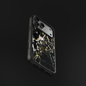Funda de iPhone en mármol Nero Portoro auténtico con vetas doradas, vista trasera en ángulo con el hueco de la cámara