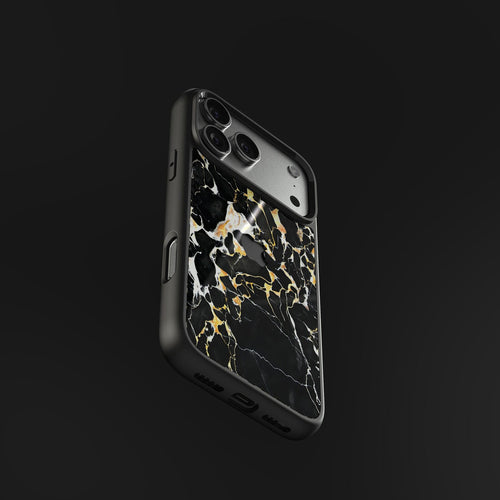 Funda de iPhone en mármol Nero Portoro auténtico con vetas doradas, vista trasera en ángulo con el hueco de la cámara