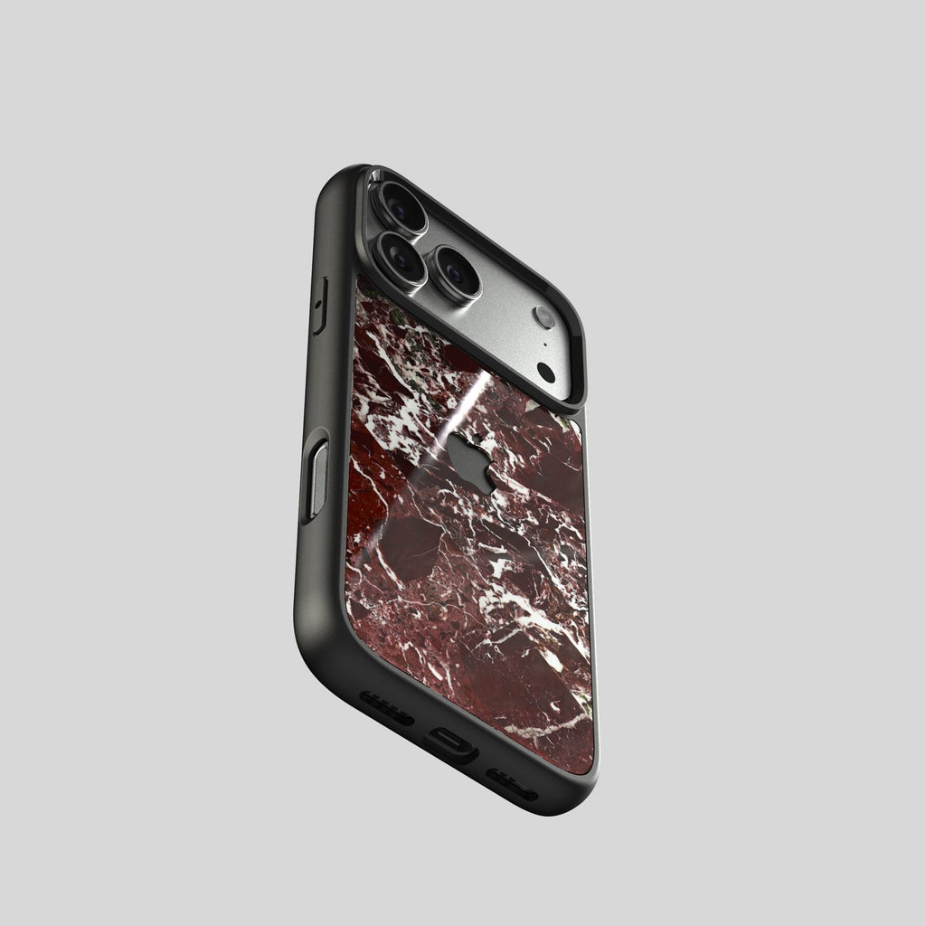 Coque iPhone en marbre rouge Rosso Levanto, vue arrière de trois quarts avec la découpe de l’appareil photo