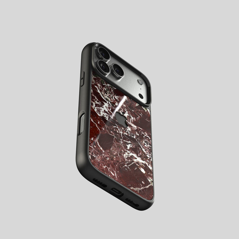 Funda de iPhone en mármol rojo Rosso Levanto, vista trasera en ángulo con el hueco de la cámara