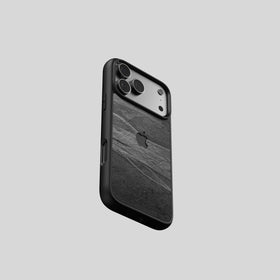 Funda de iPhone en pizarra Black Rock, vista trasera en ángulo con el hueco de la cámara