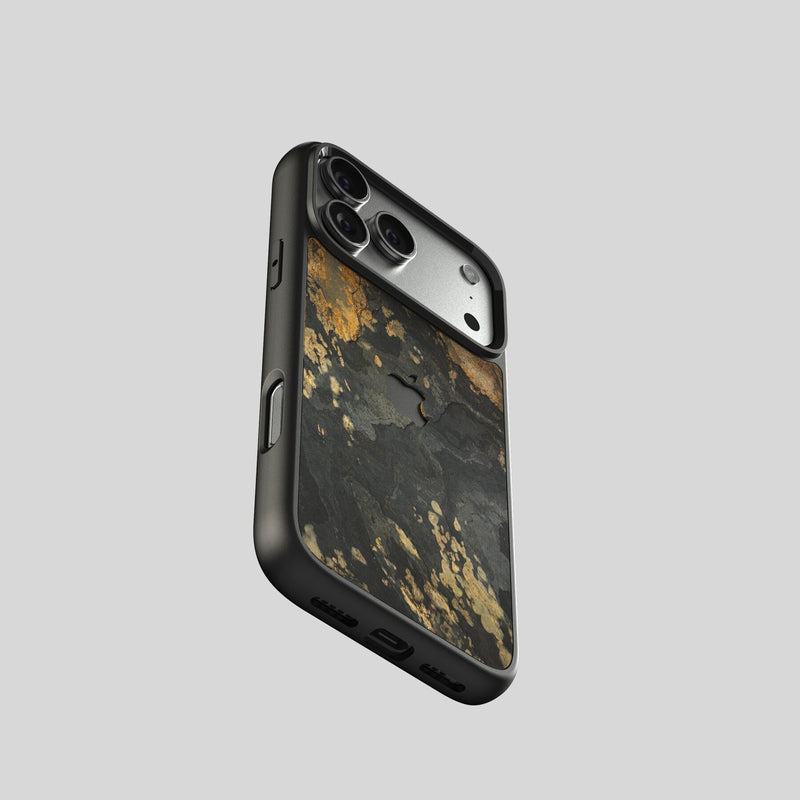 Funda de iPhone en pizarra Transocean en azul y dorado, vista trasera en ángulo con el hueco de la cámara
