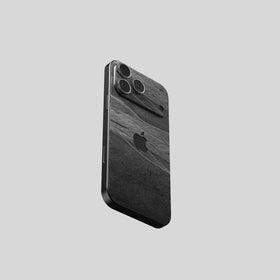 Skin de iPhone en pizarra Black Rock, colocado en el dispositivo, vista en ángulo
