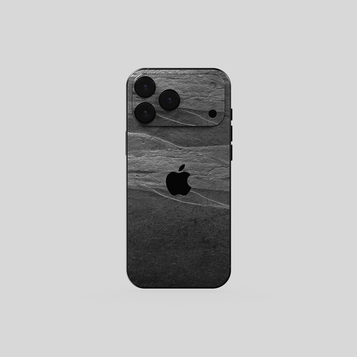 iPhone Skin aus Black Rock Schiefer, auf dem Gerät angebracht, Rückansicht