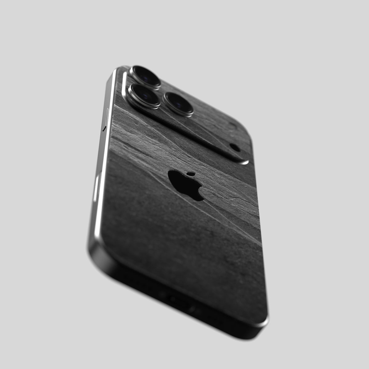 iPhone Skin aus Black Rock Schiefer, auf dem Gerät angebracht, Ansicht von schräg oben