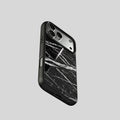 Coque iPhone en véritable marbre Nero Marquina, vue arrière de trois quarts avec la découpe de l’appareil photo