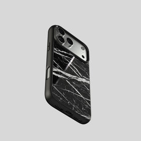 Funda de iPhone en mármol Nero Marquina auténtico, vista trasera en ángulo con el hueco de la cámara